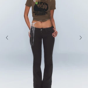 Svarta jeans  - Super fina jeans köpta på weekday men som tyvärr är lite för små för mig slutsålda på hemsidan. Prislappen är kvar på aldrig använda såklart så kommer inte gå ner i pris💗💕jag brukar ha 38 om det hjälper. Har ingen annan bild med de på om du vill ha fler kan du gå in på hemsidan och titta💕