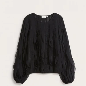 Svart blus - Superfin blus från Kappahl med ”volangdetaljer”. Köpt för 399;-, är använd några enstaka gånger och är alltså i nyskick, utan några som helst skador, fläckar eller andra defekter! Storlek xs, men passar även s. Hör av dig om du har några funderingar eller för fler bilder!💘