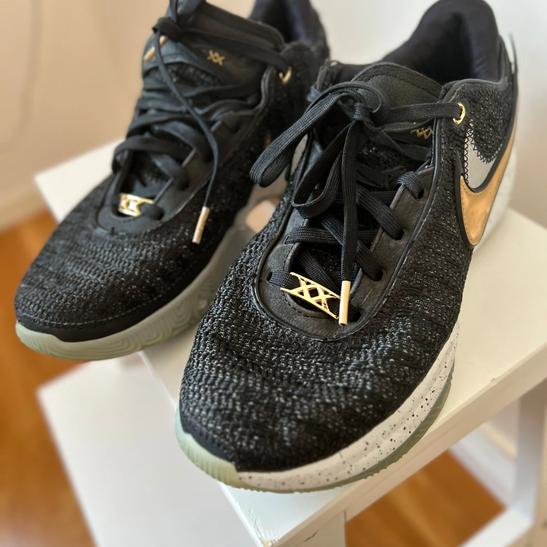 Svarta och guldiga Nike Le Bron XX - 2