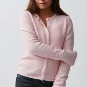 Rosa kofta - Mysig rosa kofta med knappar framtill. Perfekt för kyliga dagar och ger en söt touch till din outfit. Pris går att diskuteras! Från Gina Young 