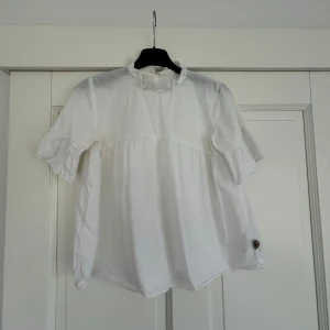 Kortärmad blus - Säljer denna fina blus som jag inte får användning för🥰🥰