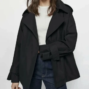 Marinblå trenchcoat - Marinblå trenchcoat från Massimo Dutti. Storlek S. Använd ett fåtal gånger så den är som ny. Nypris: 2200kr. 