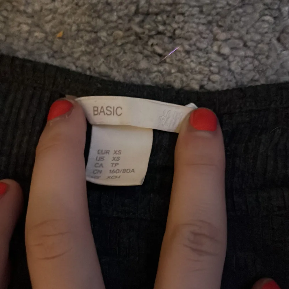 Snygg svart klänning från H&M i en enkel och stilren design. Klänningen har långa ärmar och en figurnära passform som passar perfekt för olika tillfällen. Ett måste i garderoben för den som gillar klassiska plagg.. Mekot.