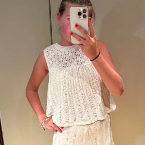 Vit stickad ärmlös topp med matchande kjol !!! - Säljer ett vitt stickat sett som är suuuper fint på sommaren ✨Settet har aldrig använts bara testat på ,har dock bara på lappen på kjolen och inte toppen 😊 Har M i kjolen  men är justerbar så passar folk som har S utan problem ✨Toppen är också i M ✨. Om det är någon som vill köpa någon av delarna separat så går det jättebra också ,kontakta bara mig så löser vi det !! 