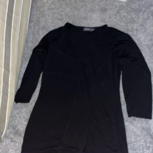 Svart långärmad tröja från Mexx - Säljer en stilren svart tre kvarts ärmad tröja från Mexx. Tröjan har en v-ringad design och är perfekt för en minimalistisk look. Passar bra till både jeans och kjol. Perfekt för höst och vinter!