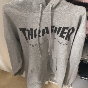  Thrasher hoodie - Säljer en klassisk grå hoodie från Thrasher med tryck på framsidan. Äkta. 