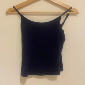 Mörkblått linne  - Snyggt mörkblått linne med smala axelband. 