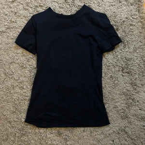 Intimissimi t shirt  - Marinblå t shirt Intimissimi storlek S 