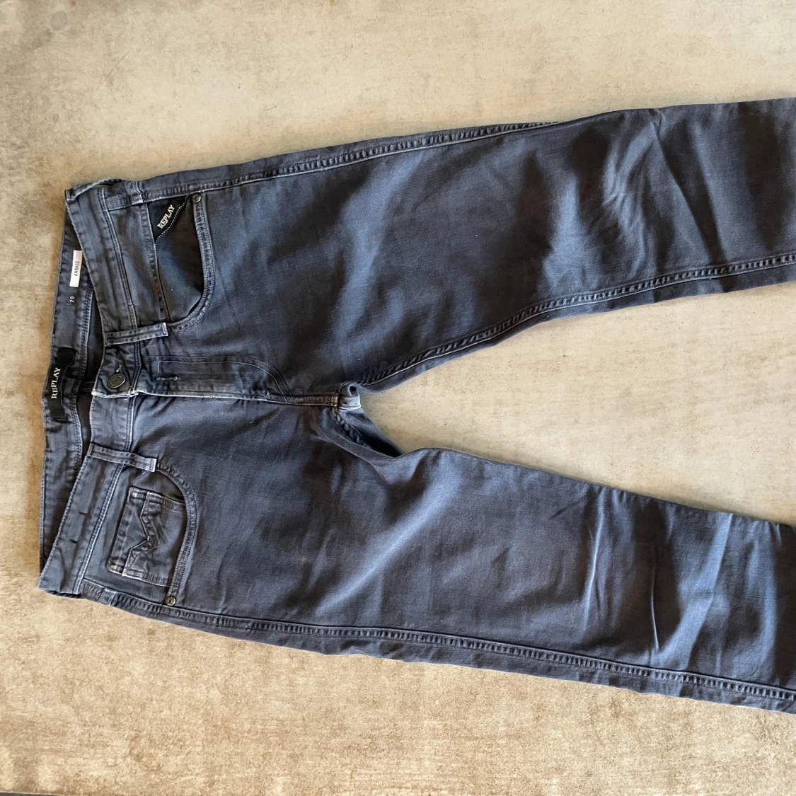 gråa Replay jeans - 1