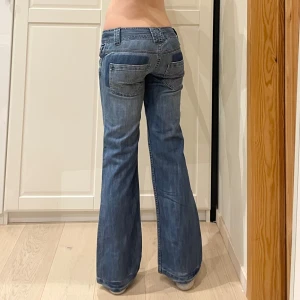 Lågmidjade bootcut jeans💕 - Midja 35x2 cm, gren 20 cm o innerben 77 cm💕Jae 169 o xs-s o de är försmå o korta. Märkta strl 34 men små i storleken, mer 32 gissar jag på men det är måtten som gäller om man köper!!!