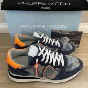 Phillipe model trainers  - Philippe model TRPX || skick 9,5/10 endast använda ett fåtal gånger || stl 41 innersula: 26,1cm || tillbehör: Skorna, Box,och kort || fraktar via PostNord eller instabox📬📩|| hör av er vid funderingar mvh LuxuryTrends