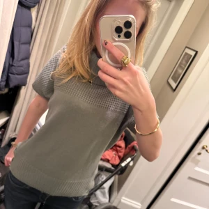 Grå stickad polotröja - Säljer denna snygga polotröja i en mörkgrå färg köpt på loppis för 100kr (har själv aldrig använt den) då den inte kommer till användning.💓💓Skriv om frågor!💘