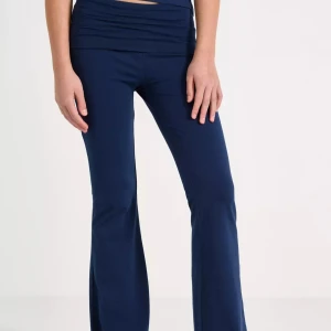 Mörkblå bootcut byxor - Snygga mörkblå bootcut byxor med hög midja. Perfekta för en stilren look. Byxorna har en slät design utan synliga detaljer och är tillverkade i ett mjukt och stretchigt material för extra komfort.