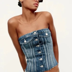 Jeans korsett/topp - Snygg jeans topp med knappar framtill. Den har en cool denimlook och är perfekt för en trendig stil. Passar bra till både casual och mer uppklädda tillfällen❤️aldrig använd❤️❤️💐