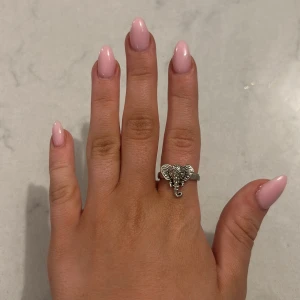 Silverfärgad ring med elefantmotiv - Elefant ring i silver.