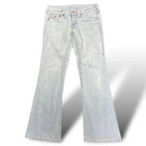 True religion joey jeans  - Ascoola True religion jeans som är ljusblåa, lågmidjade och utsvängda! Köpta på Vinted men passade tyvärr inte mig. Inga defekter och i jättebra skick!💖💖 Modell: joey  W26  Mått (cm):  -Midjemått: 36,5 -Innerbenslängd: 76 -Gren: 18 -Fotvidd (bootcut): 24,5 