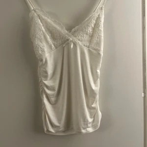 Spets linne  - Fint vit spets linne som passar perfekt till vardag eller annat🩷Linnet han ribbade kanter på sidan och sitter perfekt!