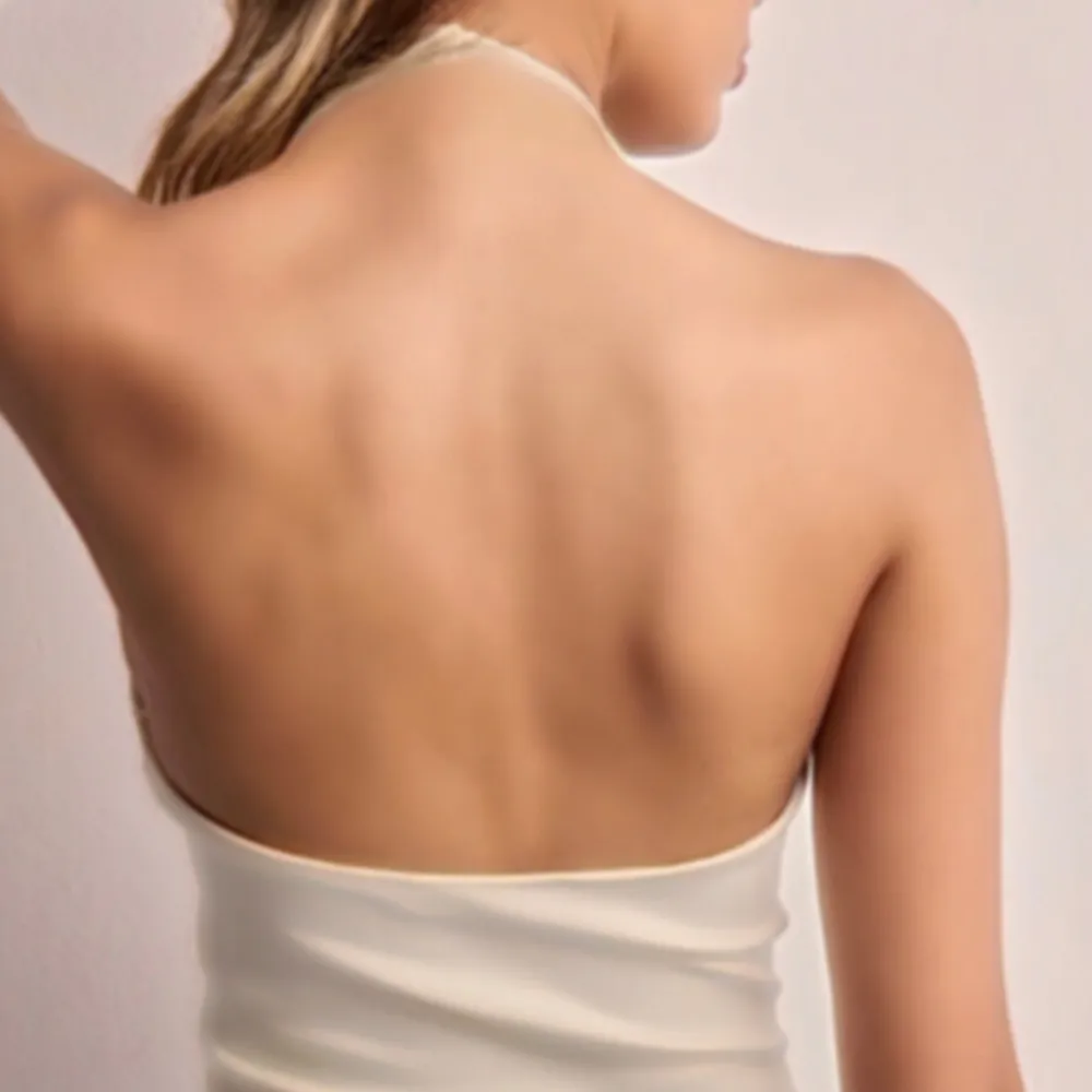 Säljer ett stilrent beige halterneck linne med draperad framsida. Perfekt för en somrig look. Linnet har tunna band som knyts i nacken. Jag vet inte storleken men det känns som ett S. Yläosat.