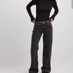 Svarta jeansbyxor - Dem populära nakd jeansen, använd några gånger men ingen skada på de❤️stora i storlek