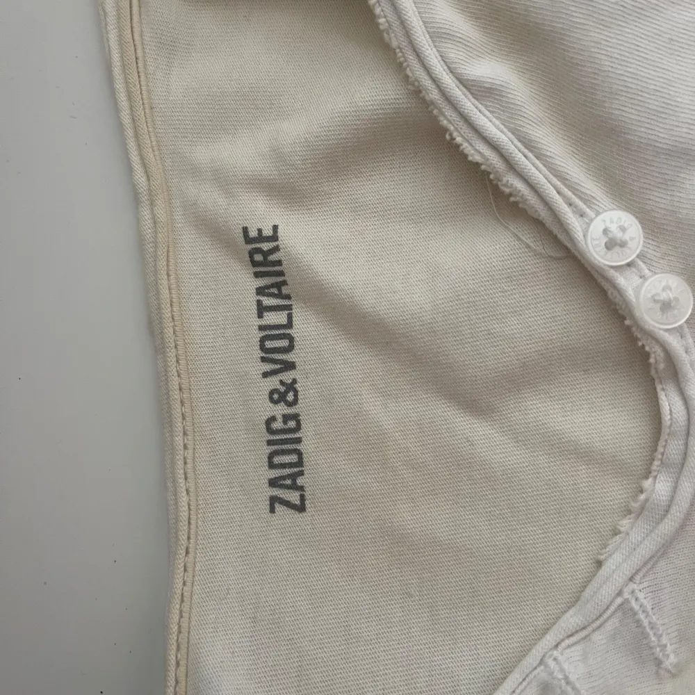 Snygg vit t-shirt från Zadig & Voltaire med tryck där det står ”girls can do anything”. Säljer då den inte kommer till användning! Finns ingen storlek i tröjan men passar mig som har 32-34 i tröjor! . T-paidat.