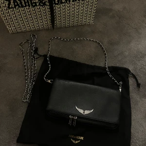 Väska från Zadig & Voltaire - Säljer min så snygga Zadig Voltaire väska i modellen ROCK då den inte längre kommer till användning. Det är den stora modellen! Den har använts några gånger men är i väldigt bra skick, skriv privat för bilder! Kommer i dustbag och har äkthetsbevis med båda det långa och korta bandet! Skriv privat för frågor eller bilder 💕
