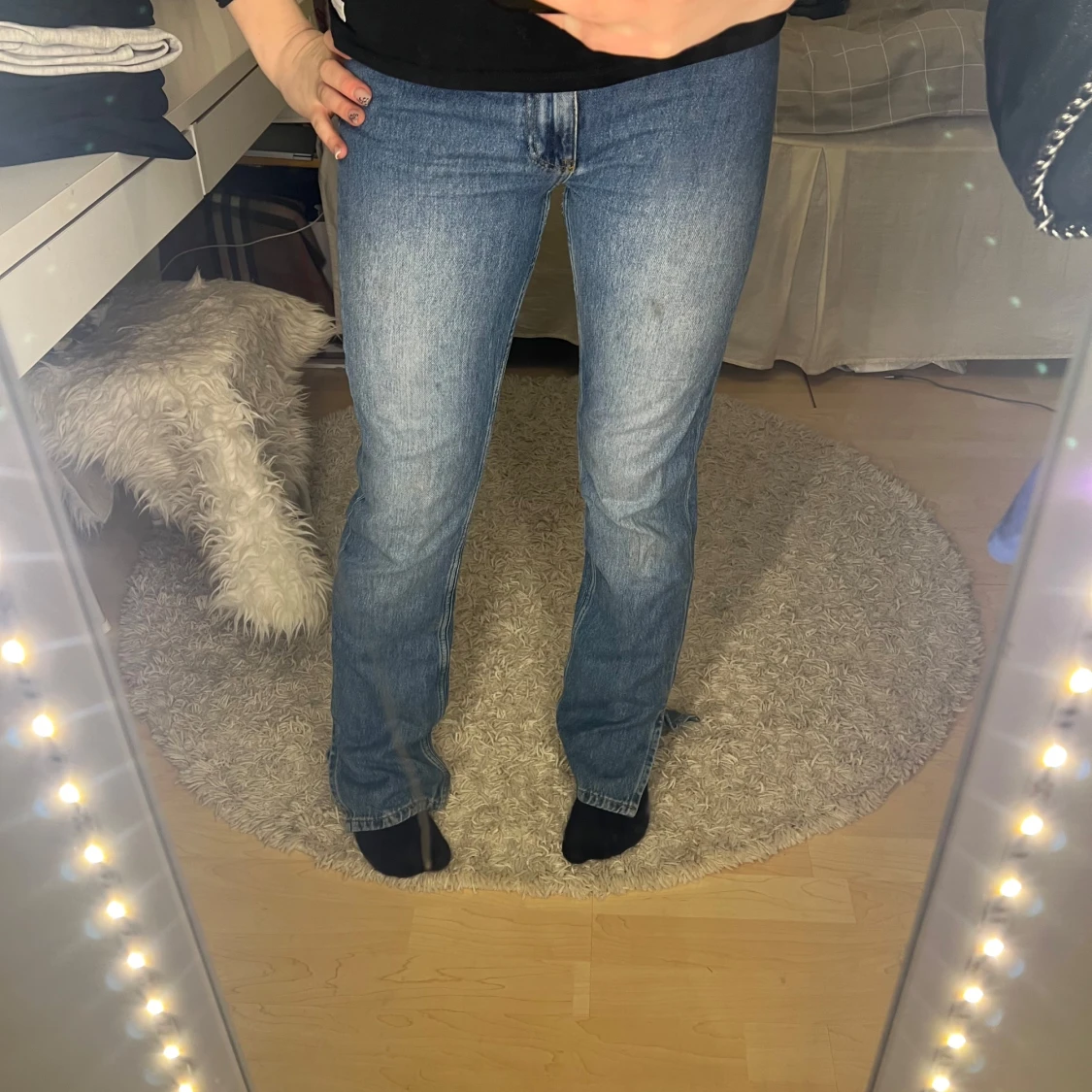 Blå jeans med slits