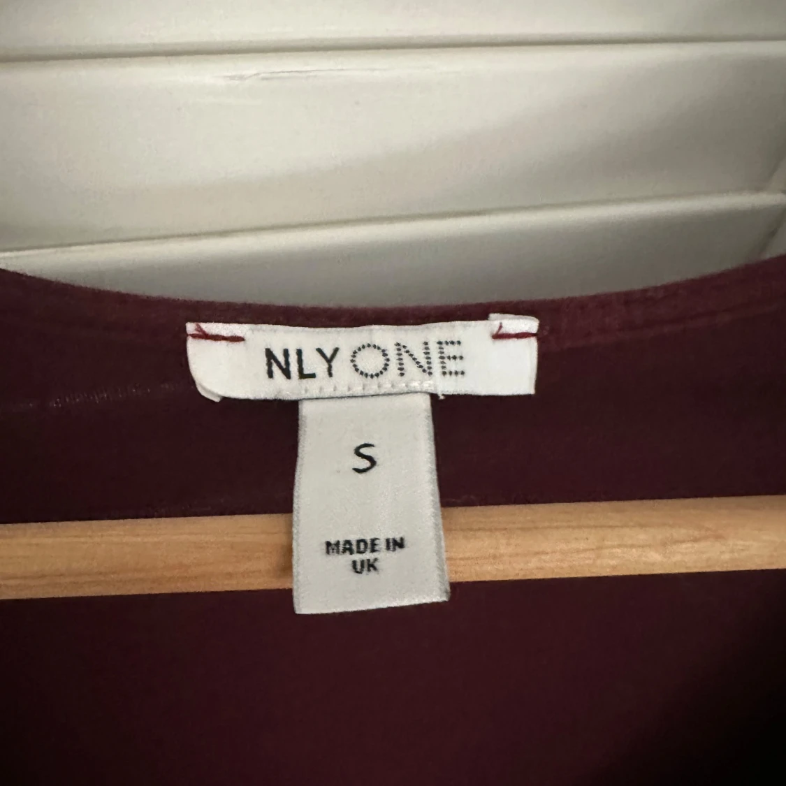 Vinröd klänning från NLY One - 1