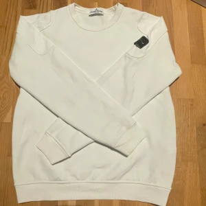 Stone Island tröja - Säljer en riktigt snygg Stone island tröja! Den är i riktigt bra skick, inga defekter osv. Den är i storlek 14 men sitter som xs. Köpt på NK för 2000. Tveka inte att höra av dig vid frågor 📩📦