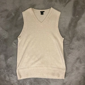 Vest från Flippa K - Fräsch stickad vest från Flippa K i storlek S. Säljer den då den är för liten.  