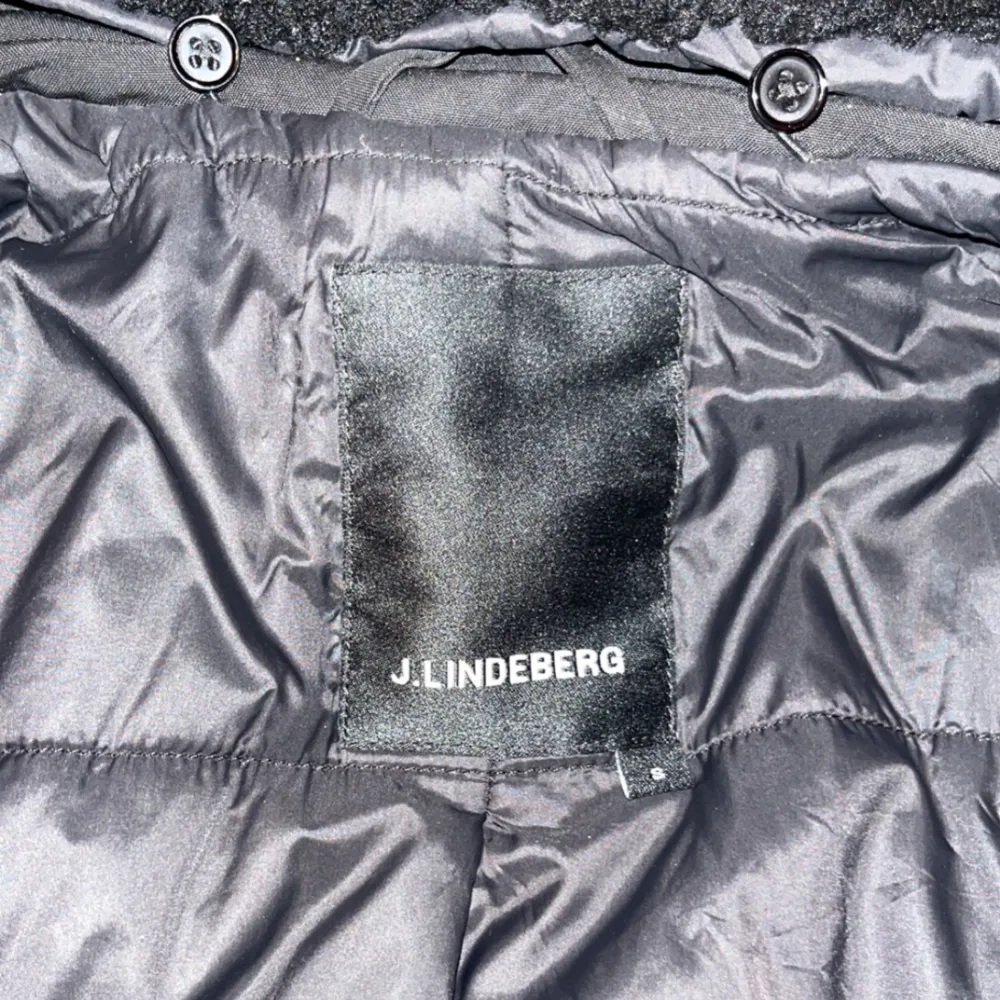 Snygg svart jacka från J.Lindeberg med dragkedja och mjuk krage. Tunn jacka perfekt för kommande väder med sin stilrena design och praktiska fickor. Jackan har långa ärmar och en klassisk passform. Köpt för 1700kr.. Takit.