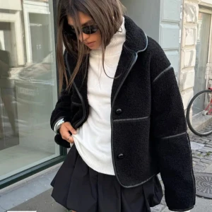 Svart teddyjacka med knappar - En jättefin svart teddyjacka med knappar och kontrasterande detaljer. Säljer då jag råkade ta för liten storlek. Köpte från Nelly men är slutsåld i de flesta storlekar. Perfekt till vår❤️