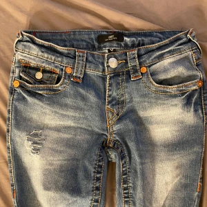 True Religon Jeans - True religon jeans modell joey storlek w24. Slutsåld på de sidor det går att köpa på, kan sänka priset vid snabbköp! 🙌