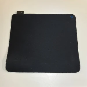 LED-musmatta 44x40 - Jag säljer en musmatta med LED kant som kan skifta i olika färger. Stl. 44cm x 40cm. Drivs med micro USB kabel. 
