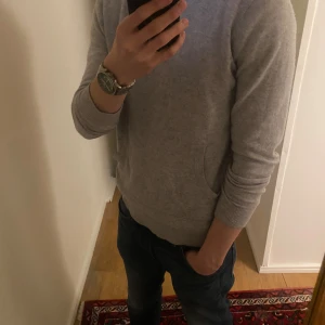 Grå Kashmir hoodie - Säljer en stilren grå Kashmir hoodie i storlek M men passar S/kanske Xs Den är gjord av en av skön cashmereblandning och den kommer få alla guzzarna att springa efter dig 🏃‍♀️‍➡️💸