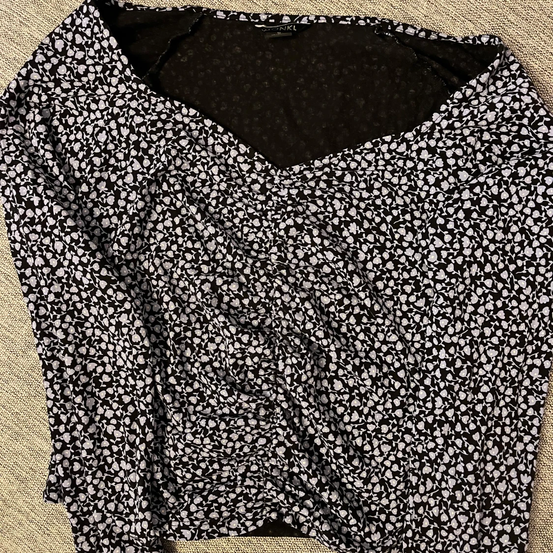 Blommig långärmad topp från Monki - 1