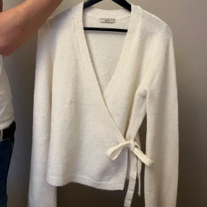 Stickad tröja med knytband - Jätte fin stickad tröja som jag använt 2 gånger så den är precis som ny!! Storlek L men sitter som en S, jag har vanligtvis storlek S i mina kläder och den passar perfekt💗Nypris är 400kr och den är i nystick!!🥰