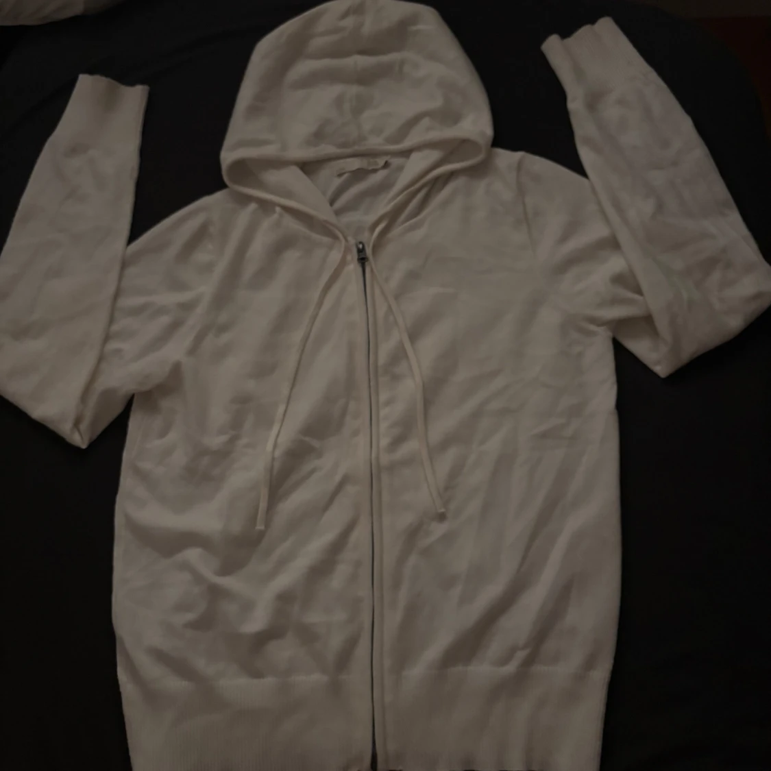 Vit hoodie med dragkedja från 157