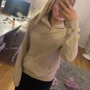Gullig Beige hoodie från H&M - Säljer en beige hoodie från H&M i storlek XS. Den har en avslappnad passform och är perfekt för en casual look. Hoodien har en klassisk design med dragsko i huvan och en stor ficka framtill. Perfekt för mysiga dagar! Storleken är Xs jag är 168 cm lång så den e lite oversized men det är mysigt!☺️🫶