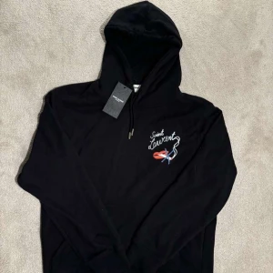 Saint laurent hoodie - Tja säljer nu min riktigt feta saint Laurent hoodie då jag behöver pengar för moped delar, strorlek M och ät true to size. Använd 1-3 gånger. Skriv för mer info!