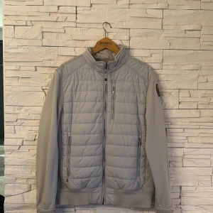   Parajumpers cardigan  - Säljer en stilren grå/beige vår/höst jacka/ cardigan från parajumper i storlek m( passar även som S), som en endast använd ett fåtal gånger. Nypriset ligger på 4500kr, och vid flera frågor/funderingar kontakta gärna säljaren!