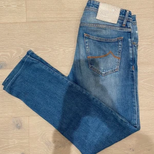 Jacob cohen jeans med slitningar - Säljer nu dessa riktigt snygga Jacob cohen jeans i W32🤩📏Jeansen har snygga slitningar och en blå färg💯🟦Jeansen är i nytt sjuk och jag har bara haft på dig dem ett fåtal gånger🤩Vid frågor och funderingar är det bara att skriva📱✉️Modell: 622