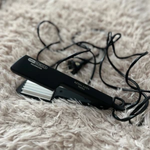 Våffeltång Björn Axén - En våffeltång från Björn Axén. Kan användas för att våffla hela håret, eller skapa volym genom att våffla slingor i roten. 