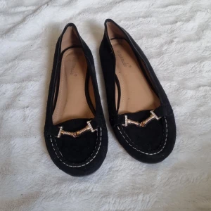 Svarta loafers med gulddetalj - Snygga svarta loafers i fint skick