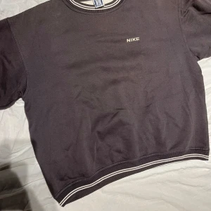 Vintage Nike Sweatshirt - Vintage Nike sweatshirt, storlek XL men passform för M. Ger en bra 90s look