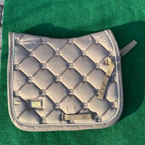 Equestrian stockholm schabrak COB dressyr - Superfint skick, använd fåtal gånger! I färgen champagne, strl COB dressyr. 