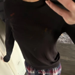 Svart tunn stickad tröja - Säljer en stilren svart stickad tröja. Tröjan har en klassisk design med långa ärmar och rund halsringning. Perfekt för en enkel och snygg look.