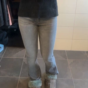 Gråa jeans - Säljer mina jättesnygga grå jeans. De är low/mid waist och bootcut. Storlek Xs och passar i längden för dig som är runt 155💞