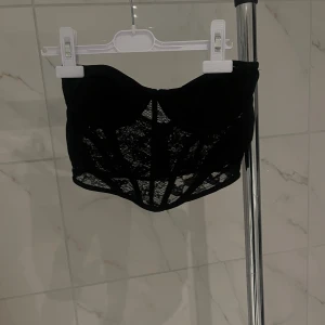 Svart Spets Korsettopp Zara - Svart spets korsettopp från Zara utan band i storlek S. Säljer då den är för liten. Den har som ”klister” vid brösten så den inte åker ner. Perfekt för festliga tillfällen 👌🏽🩷