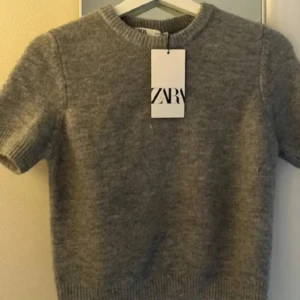 Grå stickad tröja från Zara - Säljer min helt oanvända stickade tröja med korta armar från zara❤️ pris går att diskuteras vid ett snabbt köp