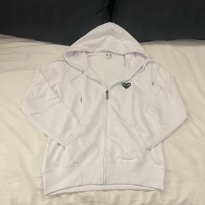Comme des Garçons Zipp-hoodie - En riktig snygg Zip-hoodie från Comme des Garçons. | Skicket är 10/10. Men det tål att nämnas att den relativt tunn men funkar fortfarande bra som ett extra lager för att hålla värmen. | Det är bara att höra av sig om man har några frågor eller vill ha flera bilder🕺🏻🕺🏻🕺🏻